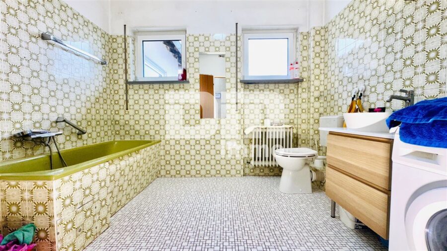 Gepflegtes Ein / Zweifamilienhaus mit Doppelgarage in begehrter Ortsrandlage von Zierenberg - WE2 OG Bad / Wanne